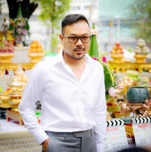 ละคร พ่อตาปืนโต ตอน สาวกำนันพันธุ์ดุ 2568 ในดินแดนดอนรักที่เคยสงบสุข "กำนันเสือ หรือ น้ำเพชร" ผู้เป็นดั่งเสาหลักของชุมชน ต้องเผชิญหน้ากับเงามืดที่คืบคลานเข้ามา เมื่อ โจรหน้ากากเหล็ก ปรากฏตัวพร้อมทิ้งรอยความเสียหายไว้เป็นเงิน 100 ล้านบาทที่ถูกปล้นไป ท่ามกลางความวุ่นวาย "ขุนพล" นายอำเภอหนุ่มผู้มาพร้อมภารกิจลับในการสืบเบื้องหลังการตายของพ่อ และ กำนันช้าง คู่ปรับเก่าจากดอนระทม ก็ได้เข้ามาพัวพันในภารกิจทวงคืนเงิน พร้อมกับไขปริศนาตัวตนของจอมโจร บททดสอบครั้งนี้ไม่เพียงแต่จะเต็มไปด้วยฉากแอ็กชันสุดมันส์ ความฮาชวนหัว แต่ยังรวมถึงเรื่องราวรักที่ค่อยๆ ก่อตัวขึ้นในใจกลางความขัดแย้ง 1