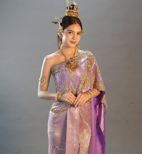ละครพื้นบ้าน แม่ปลาบู่ 2568 "เอื้อย" เด็กสาวกำพร้าแม่ที่ถูกแม่เลี้ยงและน้องสาวต่างมารดากลั่นแกล้ง วิญญาณแม่ของเอื้อยกลับมาในร่างปลาบู่ทองเพื่อช่วยเหลือเอื้อย เอื้อยได้พบรักกับเจ้าชายพรหมทัต แต่ต้องเผชิญอุปสรรคจากแม่เลี้ยง ด้วยความช่วยเหลือของปลาบู่ทอง เอื้อยเอาชนะความชั่วร้ายและได้ครองรักกับเจ้าชาย 3 gTkEumMfygXneTr 1747143712